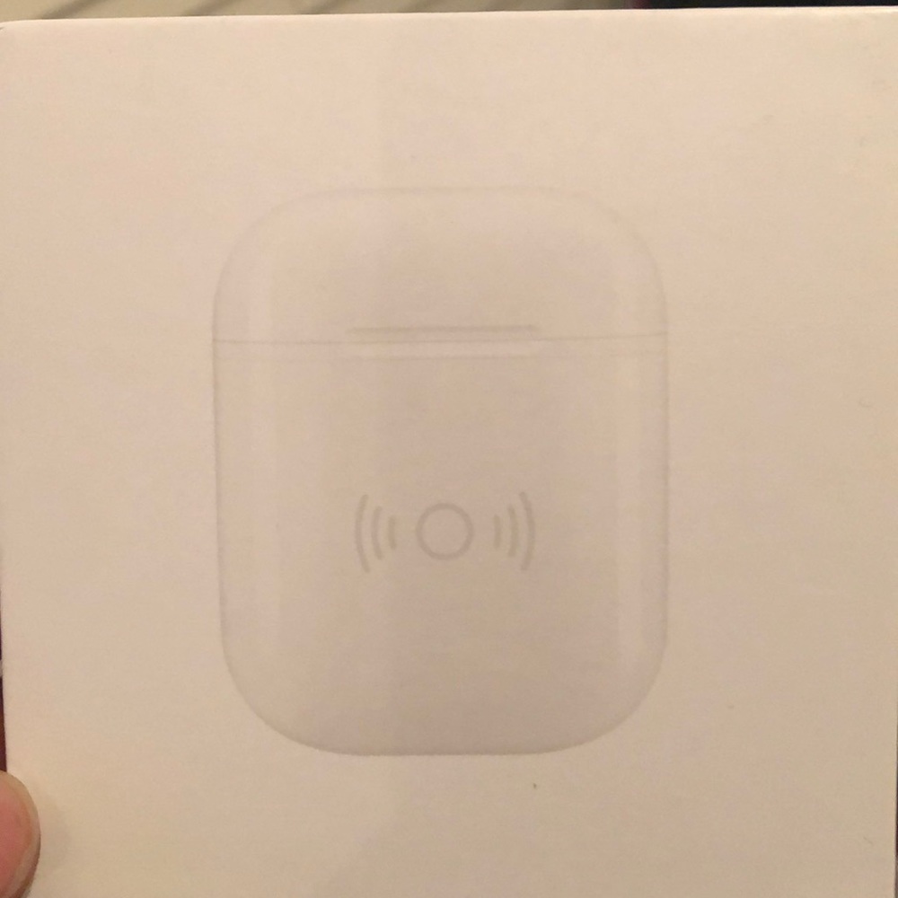 AirPods wireless charging case